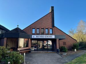 Bild des charakteristischen Haupteingangs unseres Gemeindezentrums